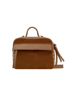 Bruine suède tas met een gekleurde leren klep, zilveren studs aan de zijkanten en een afneembare schouderriem. Bovenhandvat voor gemak van dragen.