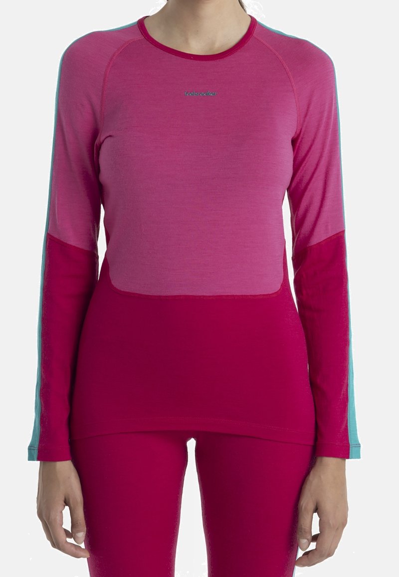 Långärmad topp i varierande nyanser av rosa med blå accenter. Mjuk textur, figursydd design och sydda detaljer längs sömmarna.