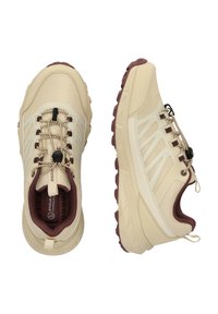 Beige sportsko med mesh og syntetisk overdel, elastiske snørebånd, maroon detaljer, tekstureret sål og forstærket tåhætte.