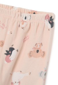 Pantalones de pijama rosas con cintura elástica, que presentan una suave textura de forro polar y divertidos patrones de animales en varios colores.