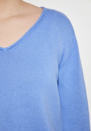 Maglione lavorato a maglia blu chiaro con scollatura a V. Caratterizzato da una texture a costine e maniche lunghe, presenta una vestibilità ampia.
