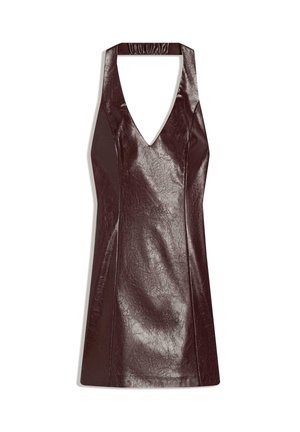 Robe bustier sans manches en cuir synthétique marron foncé avec un décolleté en V profond et une silhouette évasée ajustée sur fond blanc.