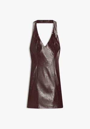 Bezrękawnikowa sukienka bez pleców z ciemnobrązowej sztucznej skóry, z głębokim dekoltem w serek i dopasowanym krojem typu A na białym tle.