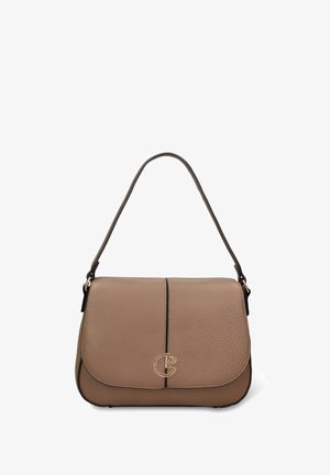 Borsa a tracolla in pelle marrone con texture, con patta, dettaglio logo dorato e rifinitura nera. Tracolla regolabile per un utilizzo versatile.