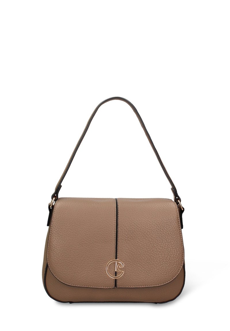 Bruine schoudertas van getextureerd leer met een klep, voorzien van een gouden logodetail en een zwarte rand. Verstelbare band voor veelzijdig gebruik.