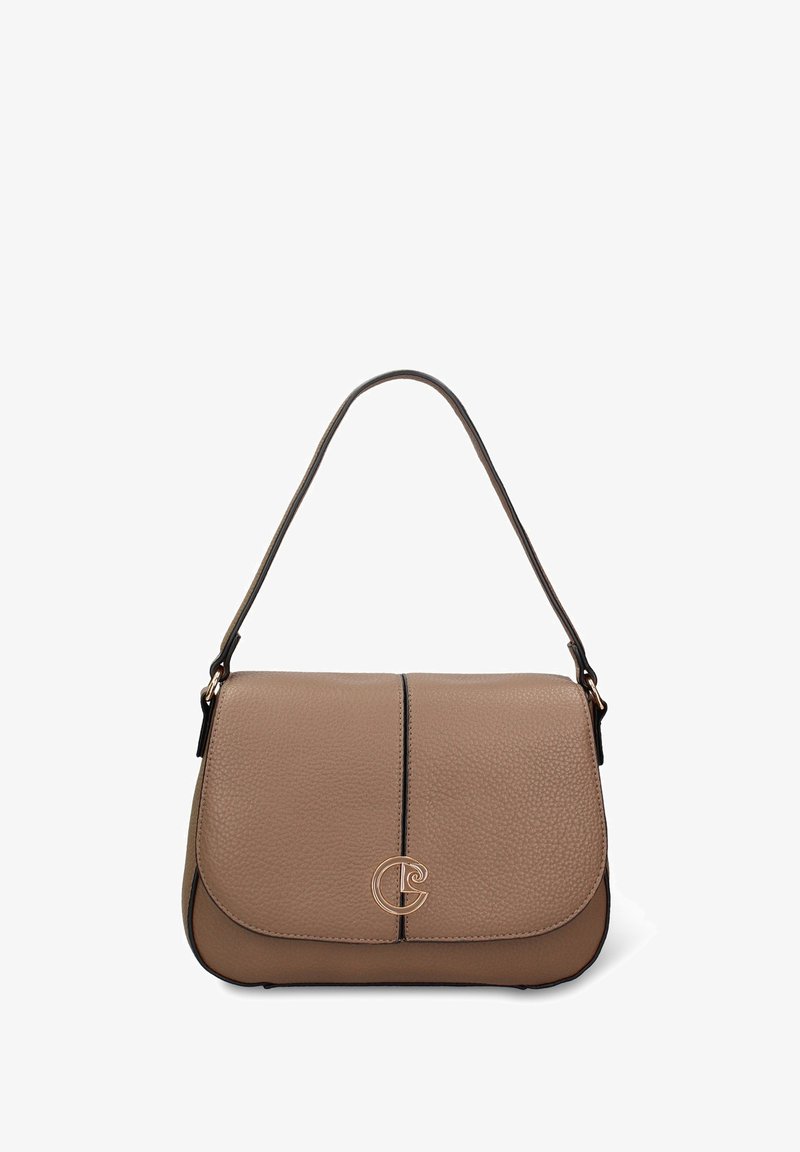 Bruine schoudertas van getextureerd leer met een klep, voorzien van een gouden logodetail en een zwarte rand. Verstelbare band voor veelzijdig gebruik.