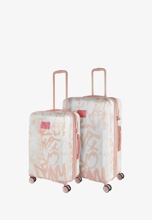 Dos maletas rígidas, una más grande, con detalles en rosa y un fondo blanco con patrones gráficos abstractos en naranja, cuatro ruedas negras.