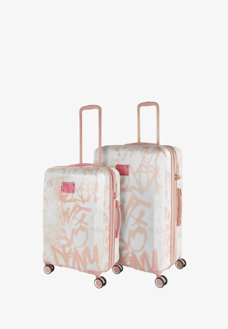 Dos maletas rígidas, una más grande, con detalles en rosa y un fondo blanco con patrones gráficos abstractos en naranja, cuatro ruedas negras.