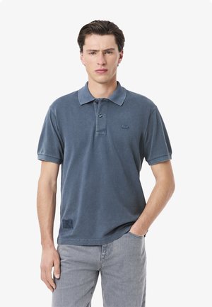 Polo shirt blu navy realizzata in cotone morbido, con colletto tradizionale, patta con due bottoni e dettaglio logo ricamato sul petto.