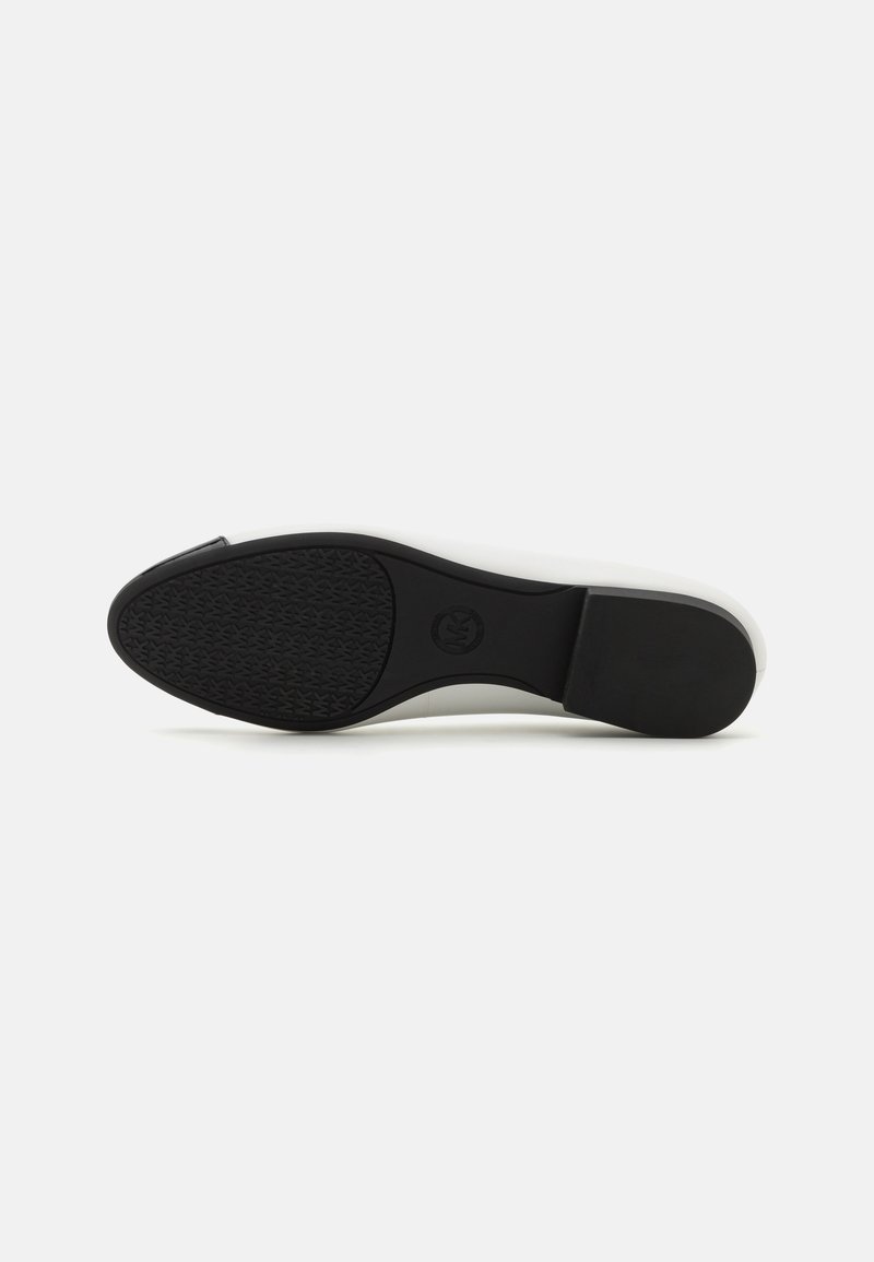 Suela de goma negra con un patrón texturizado, unida a una sección superior blanca. Presenta una punta redondeada y un diseño de tacón bajo y cuadrado.