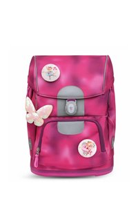 Rosa Rucksack mit einem Farbverlaufdesign, grauen Akzenten, einem Schmetterlingsanhänger und zwei runden Aufnähern, die eine Ballerina und eine Fantasiefigur zeigen.
