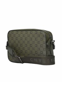 Sacoche rectangulaire vert olive avec un motif circulaire embossé, fermeture zippée et bandoulière en tissu ajustable arborant un logo. Texture lisse.