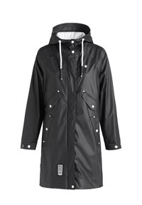 Černá voděodolná bunda s kapucí, bílými šňůrkami, cvočky a dvěma předními kapsami s klopami. Obsahuje strukturovaný povrch a branding.