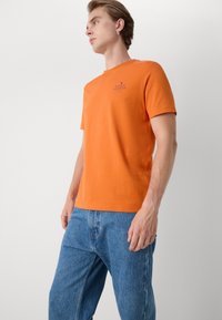 Tommy Hilfiger STACK TEE - T-shirt basic - bonfire orange