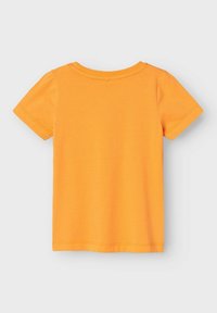 Camiseta de manga corta y cuello redondo en algodón de color naranja brillante. Presenta un diseño simple sin patrones ni adornos. Textura suave.