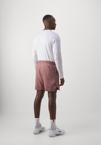 Nike Performance COURT VICTORY - Kurze Sporthose - smokey mauve/white