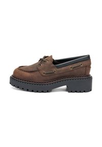 Scarpa in pelle marrone con una spessa suola nera a piattaforma, caratterizzata da una chiusura con lacci e fori laterali per una calzata sicura.