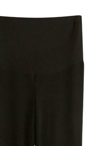 Svart ribbad leggings med en bred, slät midja. Tygens struktur verkar elastisk och åtsittande. Inga synliga mönster eller hårdvara.