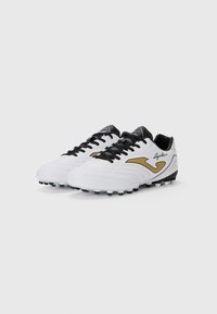 Des crampons de football blancs avec des accents noirs, une tige en synthétique texturé, un détail de logo doré et plusieurs crampons noirs sur la semelle pour une meilleure traction.