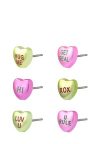 Hjärtfomade örhängen i grönt och rosa med tryckta fraser: "KRAMA MIG", "VARA ÄKTA", "HEJ", "XOX", "ÄLSKAR DIG", "DU REGEL." Silverstift.