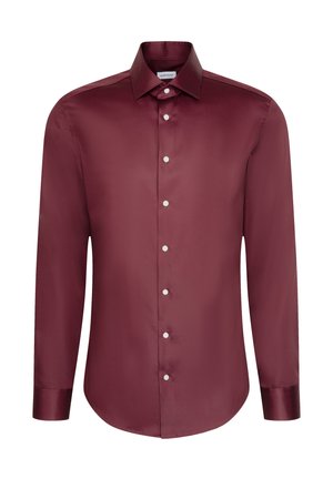 Chemise bordeaux à manches longues en tissu lisse, dotée d'un col pointu et de boutons blancs sur le devant. Coupe ajustée avec un ourlet incurvé.