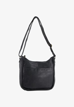 Schwarze Lederschultertasche mit einer großen Fronttasche und verstellbarem Schulterriemen, vor einem weißen Hintergrund präsentiert.