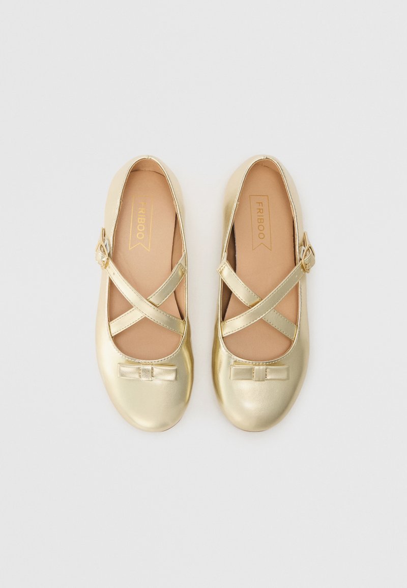 Ballerine dorate con un design a fascia incrociata regolabile, punta rotonda e un nastro decorativo sulla parte anteriore. Finitura metallica liscia.