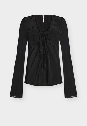 Fekete, hosszú ujjú blúz szatén anyagból, kerek nyakkivágással, masnira emlékeztető díszítéssel, és hullámos csipkebetéttel az ujjvégeknél.