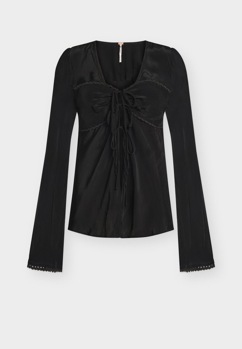 Czarna bluzka z długim rękawem wykonana z satynowej tkaniny, z okrągłym dekoltem ozdobionym wiązaniem oraz falbanką z koronki wzdłuż mankietów.