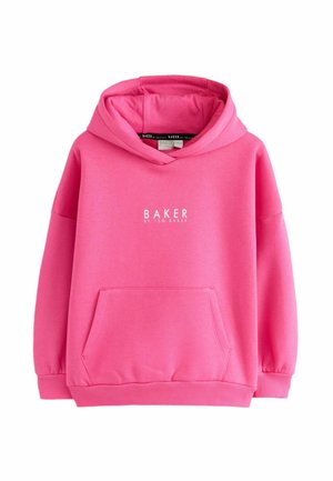Lyserød hættetrøje med forlomme og tekst "BAKER by Ted Baker" på brystet, vist mod en hvid baggrund.