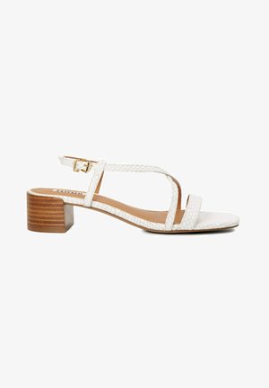 Witte sandalen met hak, met een gestructureerde bovenkant, open teen en een blokhak. Voorzien van een enkelbandje met een gouden gespdetail.