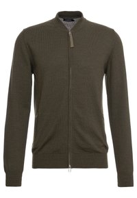 Olivgrüner Reißverschluss-Pullover mit Stehkragen, gerippten Bündchen und seitlichen Taschen. Hergestellt aus einem weichen, strukturierten Strickmaterial.