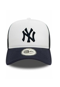 Gorra de béisbol blanca con visera azul marino. Cuenta con un logotipo negro bordado de NY en la parte delantera, paneles laterales de malla y una correa ajustable en la parte trasera.