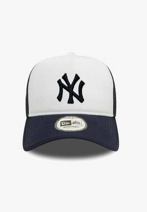 Gorra de béisbol blanca con visera azul marino. Cuenta con un logotipo negro bordado de NY en la parte delantera, paneles laterales de malla y una correa ajustable en la parte trasera.