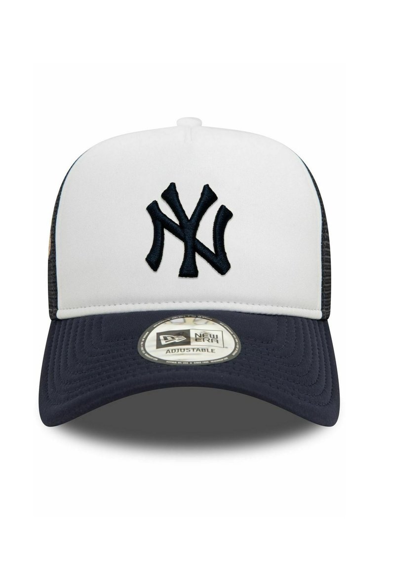Gorra de béisbol blanca con visera azul marino. Cuenta con un logotipo negro bordado de NY en la parte delantera, paneles laterales de malla y una correa ajustable en la parte trasera.