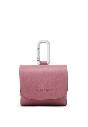 Różowa skórzana torba z klapą, zapięciem na srebrny metalowy karabińczyk, wytłoczonym logo na przodzie i gładką fakturą.