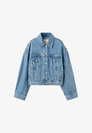 Veste en jean bleu clair, courte, à manches longues, avec boutons sur le devant, deux poches poitrine à rabat, et un col classique.