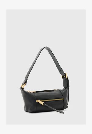 Bolso de hombro de cuero negro con dos bolsillos con cremallera, detalles en oro y una correa ancha ajustable. Textura lisa y forma rectangular.