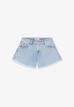 Jasnoniebieskie szorty jeansowe z postrzępionymi krawędziami, przednimi kieszeniami, szlufkami na pasek, zapięciem na guzik i rozsianą małą dekoracją z cyrkonii z przodu.