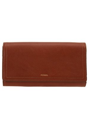 Cartera de piel marrón con una textura suave, diseño plegado y costuras visibles. Presenta el logo "FOSSIL" en dorado en la parte frontal.