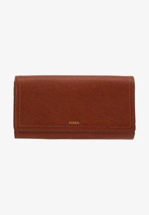 Cartera de piel marrón con una textura suave, diseño plegado y costuras visibles. Presenta el logo "FOSSIL" en dorado en la parte frontal.