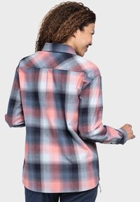 Kariertes Button-Up-Hemd in einer Mischung aus Marineblau, Koralle und Grau. Mit Kragen, langen Ärmeln und einem lässigen Schnitt.