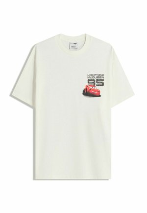 Weißes Kurzarm-T-Shirt mit einer kleinen Grafik des roten Lightning McQueen Autos und dem Text "Lightning McQueen 95" auf der linken Brustseite.
