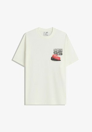 Bílé tričko s krátkým rukávem a malou grafikou červeného auta Lightning McQueen a nápisem "Lightning McQueen 95" na levé straně hrudi.