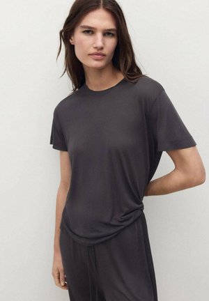 Camiseta de manga corta en gris oscuro, confeccionada con una tela suave y lisa, con un corte holgado y escote redondo, que presenta un ligero drapeado en los costados.