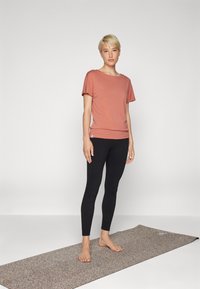 Yogasearcher MEDE - T-shirt basique - cedar