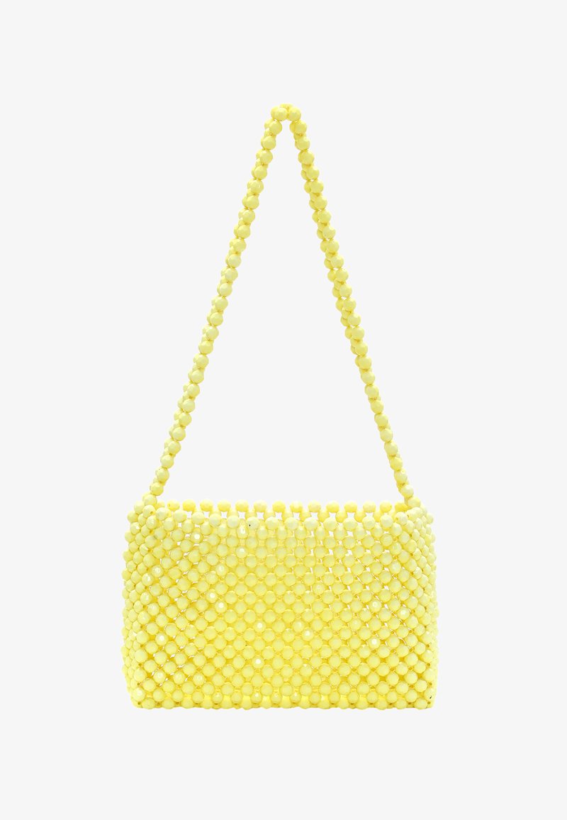 Gul perle-håndtaske med en struktureret rektangulær form, der har en perle-skulderrem og en tekstureret overflade skabt af runde perler.