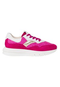 Rosa mocka och mesh-sneakers med vita accenter, en guldmetallisk logotyp och en vit gummisula. Har runda snören.