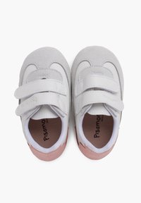 Scarpe bianche con cinturini in velcro, dotate di una tomaia in suede e pelle. Suole in gomma rosa con una texture liscia e un design arrotondato.