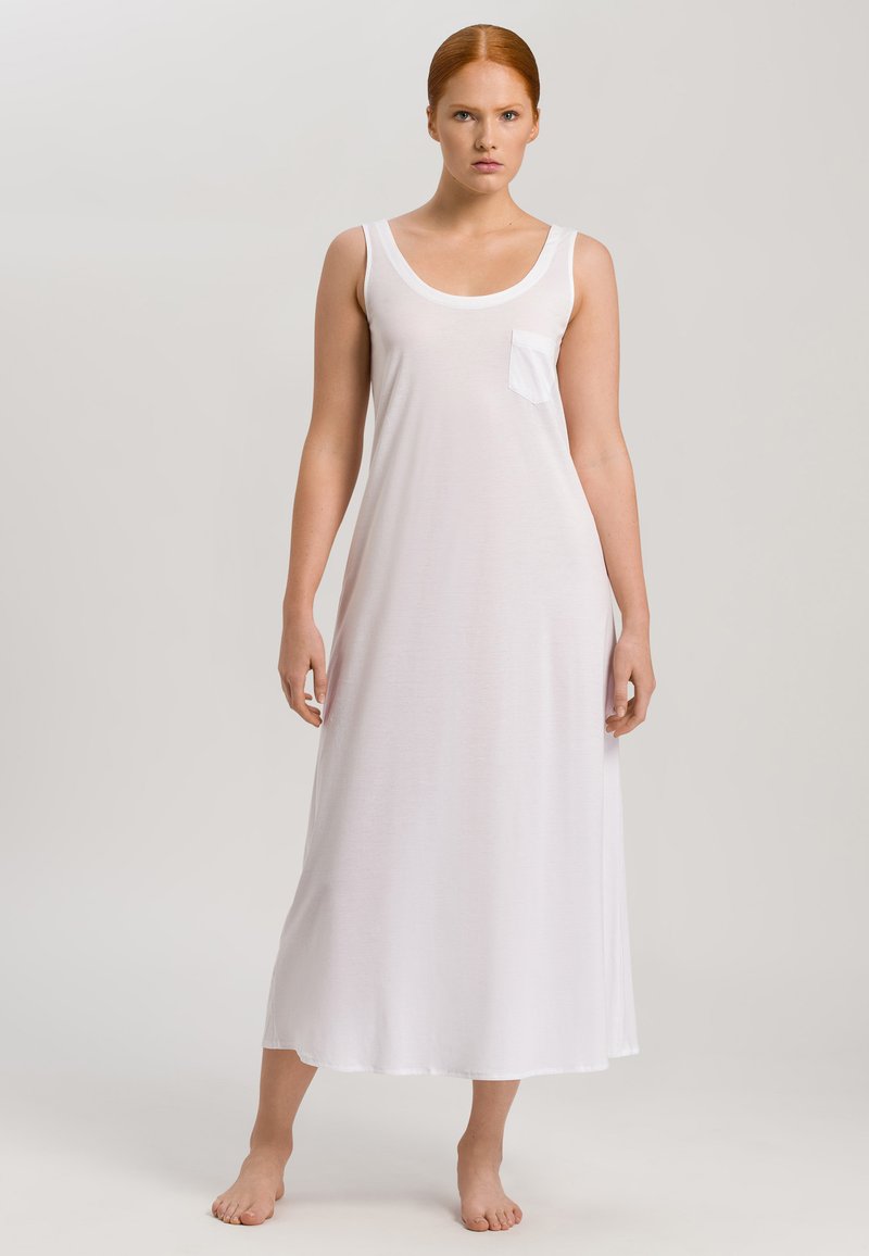 Abito maxi in cotone bianco con scollatura a girocollo, tasche laterali e vestibilità morbida, che arriva a metà polpaccio e presenta un tessuto liscio e leggermente testurizzato.